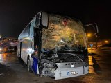 Son dakika haberleri! Bursa'da Kamilkoç firmasına ait otobüs tıra arkadan çarptı, muavin sıkışarak yaralanırken 20 yolcu ölümden döndü