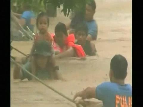 Thousands displaced as Typhoon Koppu hovers over the Philippines