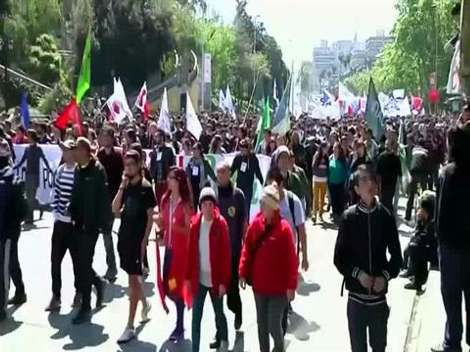 Students and police clash in Chile