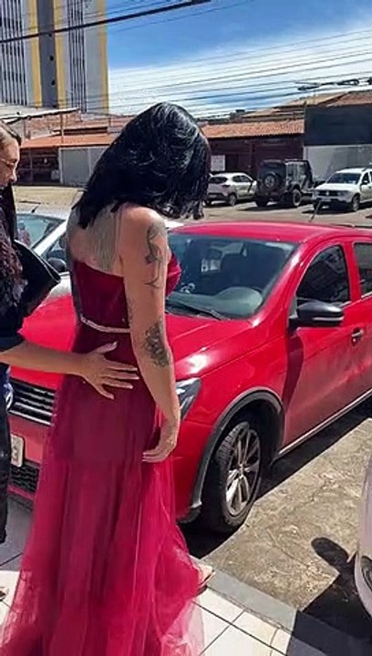 Com fuzis, homens param trânsito em Taguatinga para 'dama de vermelho' passar