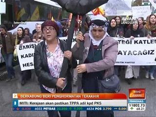 Berkabung beri penghormatan terakhir