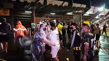 Nem a chuva impediu a paixão do torcedor aurinegro de acompanhar o jogo do Cascavel no estádio