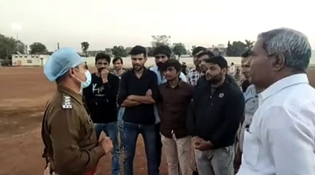 Sports: एडीएम व डिप्टी पहुंचे सुखाडिय़ा स्टेडियम, खिलाडिय़ों को बोले बंद करें अपना खेल