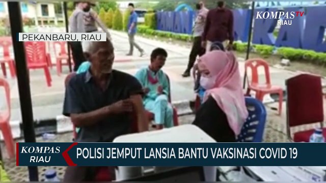 Polisi Jemput Lansia Bantu Vaksinasi Covid 19
