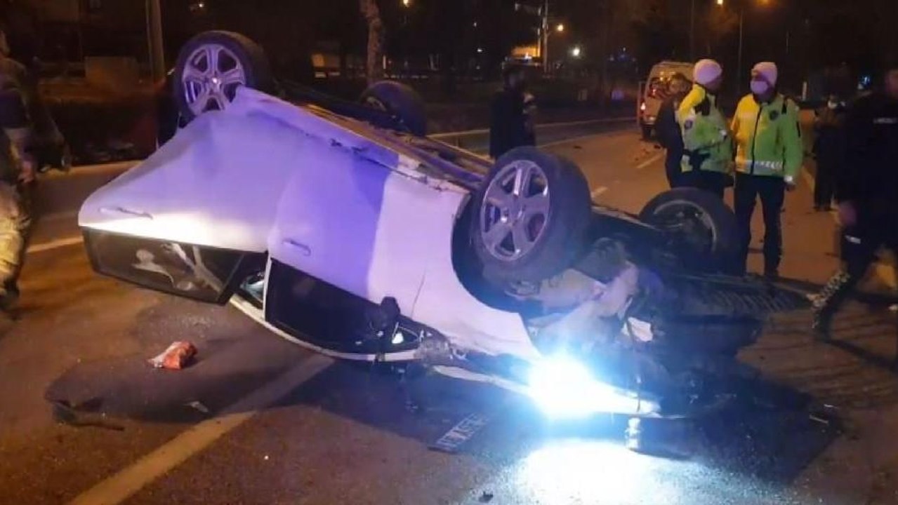 Denetimden kaçmak isterken otomobiline servis minibüsü çarptı; 3 yaralı