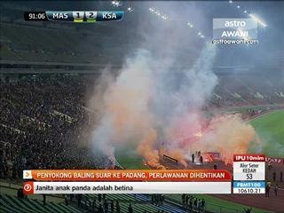 Penyokong baling suar ke padang, perlawanan dihentikan