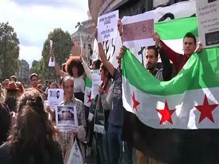 Thousands in Paris rally in support of migrants