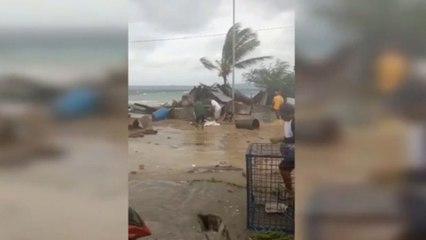 Puluhan Kios di Pasar Wameo Tersapu Gelombang Air Laut