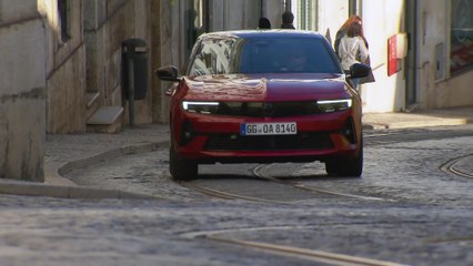 The new Opel Astra Driving in the city