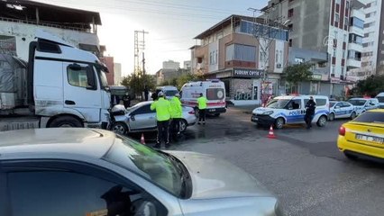 Son dakika haberleri: Park halindeki tıra çarpan otomobilin sürücüsü öldü