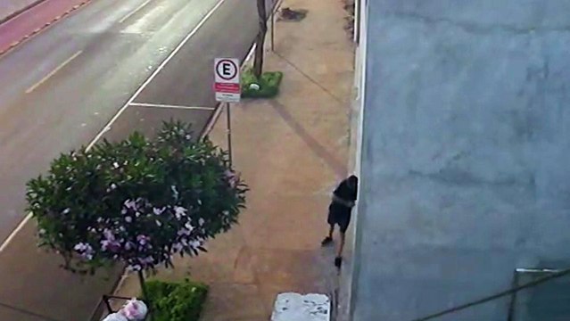 Câmeras flagram suspeitos de arrombamento de loja na Av. Tito Muffato