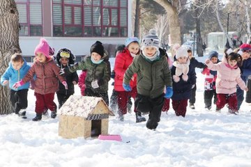 SOKAK HAYVANLARI ÜŞÜMESİN, DİYE MİNİK ELLERİYLE YUVA YAPTILAR
