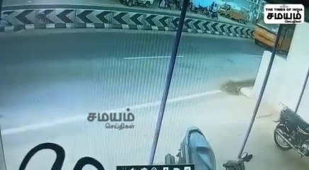 ஸ்கூலுக்கு லேட்டாச்சு; கழன்று ஓடிய பள்ளி பேருந்தின் சக்கரம்! வைரல் வீடியோ!