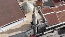 Tarihi caminin minaresi betonlaşmaya yenik düştü... 420 yıllık tarihi caminin dış cephesine klima taktılar