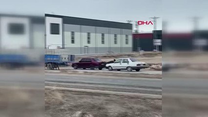 KAPUTA YATIP ÖNDEKİ ARACI AYAKLARIYLA İTTİ