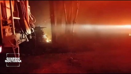 Voraz incendio consume una recicladora en Tlaquepaque