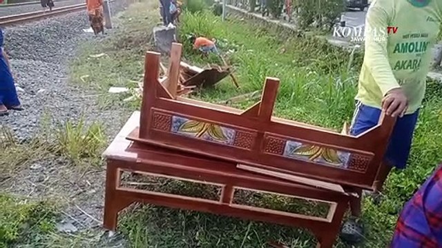Kereta Api Tabrak Mobil di Perlintasan Tanpa Palang Pintu Bojonegoro