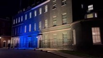 İngiltere'de Başbakanlık Ofisi, Ukrayna'ya destek için mavi ve sarı renkte ışıklarla aydınlatıldı