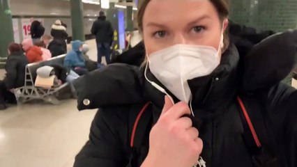 Las estaciones de metro en Kiev se convierten en refugios o puntos de escape en Ucrania