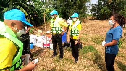 จิตอาสา ร.111 พัน 1 สาธิตการทำปุ๋ยหมักจากผักตบชวาให้กับผู้นำท้องถิ่น ผู้นำชุมชน เพื่อให้เห็นประโยชน์ของผักตบชวา