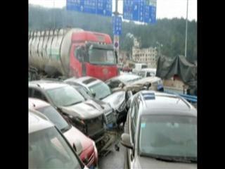 Jalan licin punca kemalangan melibatkan lebih 30 kenderaan di Guiyang, China