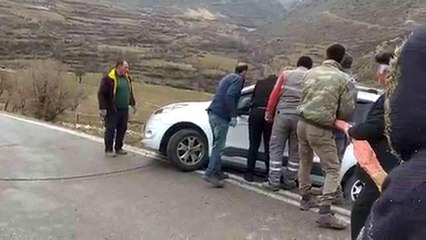 Siirt'te yol kenarında asılı kalan araç kurtarıldı