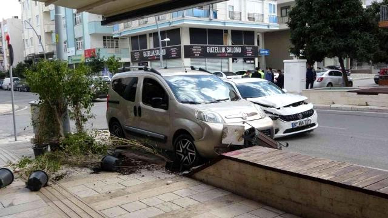 Son dakika haberi | Çöp kutusu ve bank, kaza yapan aracın iş yerine girmesini engelledi... O anlar kamerada