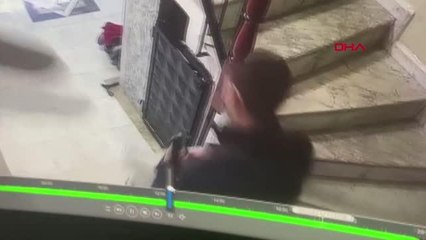 Apartmanlarına dadanan hırsızı afişlerle ifşa ettiler! Ama ona afiş bile dayanmıyor