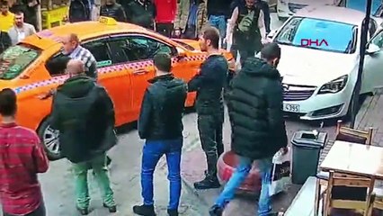 Kaza yapan taksici, otoyol ücretini turistlerden istedi!
