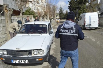 PARK HALİNDEKİ OTOMOBİLDEN 10 BİN LİRALIK SES SİSTEMİ HIRSIZLIĞI