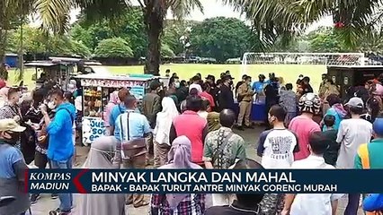 Bapak - Bapak Turut Antre Minyak Goreng Murah