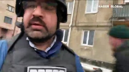 Ukraynalı askerin röportajı sırasında yaşanan patlama paniği kamerada!
