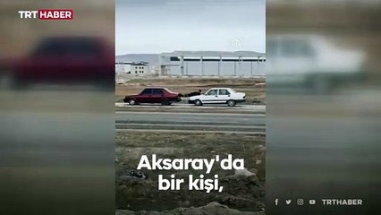 Kaputa yatıp ayaklarıyla öndeki aracı itti