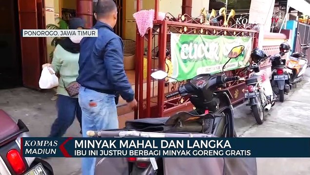 Minyak Mahal Dan Langka, Ibu Ini Justru Berbagi Minyak Goreng Gratis