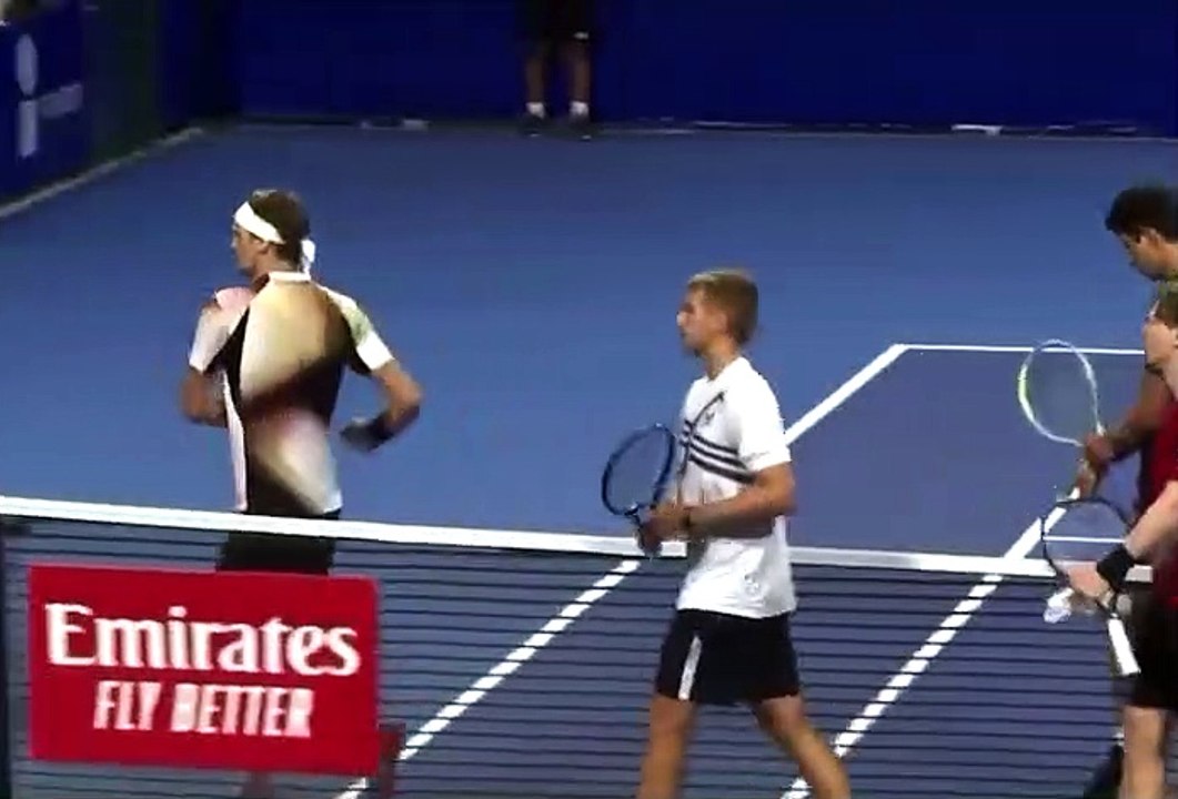 Alexander Zverev pète un câble et frappe plusieurs fois la chaise de l'arbitre avec sa raquette !