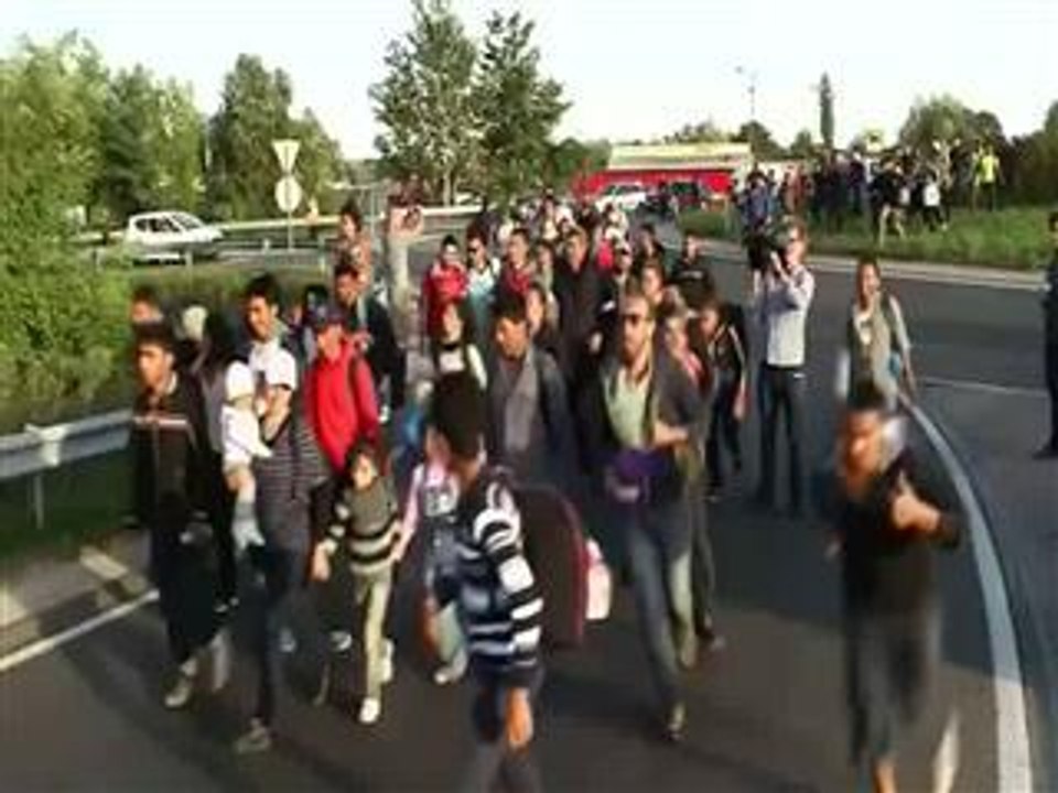 Hungarian police pepper spray migrants at border town