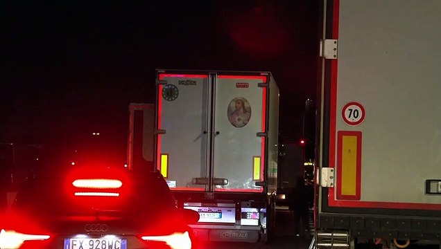 Caserta, camionisti protestano per il caro benzina: decine di tir bloccano il traffico