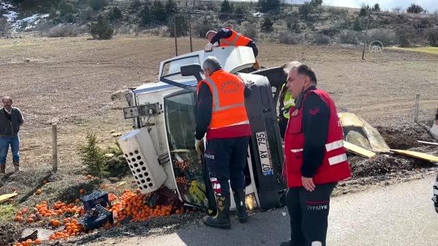 Lastiği patlayan kamyonet şarampole devrildi