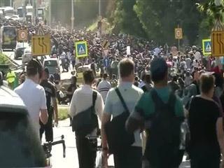 Migrants march en masse along Hungary highway to Austria