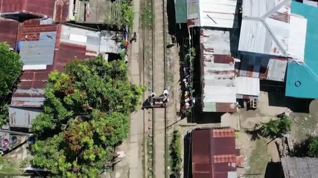 En Filipinas un grupo de profesores recorren en un carrito a modo de aula móvil las aldeas más pobres para enseñar a los niños aislados por la pandemia