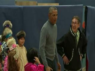 Obama dances with Alaskan children