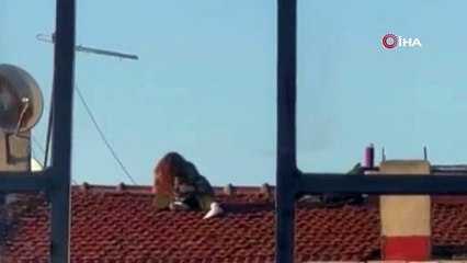 İstanbul'da ''çatıdaki'' genç kadın yürekleri ağızlara getirdi