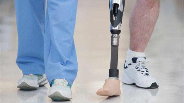 FEMME ACTUELLE - Aliments mal conservés : un jeune homme amputé des jambes et des doigts après avoir mangé du poulet