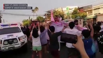 Скачать видео: Robredo supporters chant 'Never again!' as Marcos caravan passes by