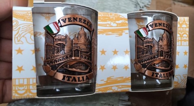 Padova - Falsi souvenir di Venezia Made in Italy : sequestro in magazzino cinese (23.02.22)