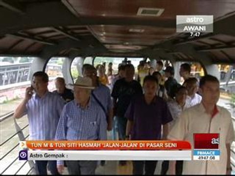 Tun M & Tun Siti Hasmah 'jalan-jalan' di Pasar Seni