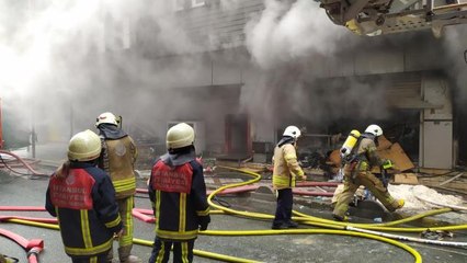 Bağcılar'da tekstil atölyesinde yangın çıktı. Olay yerine itfaiye ekipleri sevk edildi