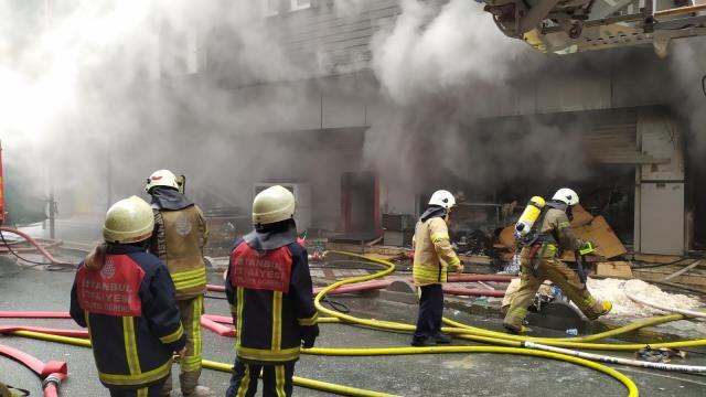 Bağcılar'da tekstil atölyesinde yangın çıktı. Olay yerine itfaiye ekipleri sevk edildi
