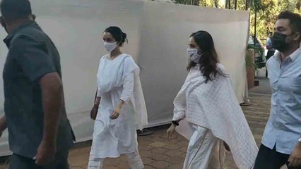 Bappi Lahiri Prayer Meet : Shraddha Kapoor look sad during prayer meet  | Boldsky