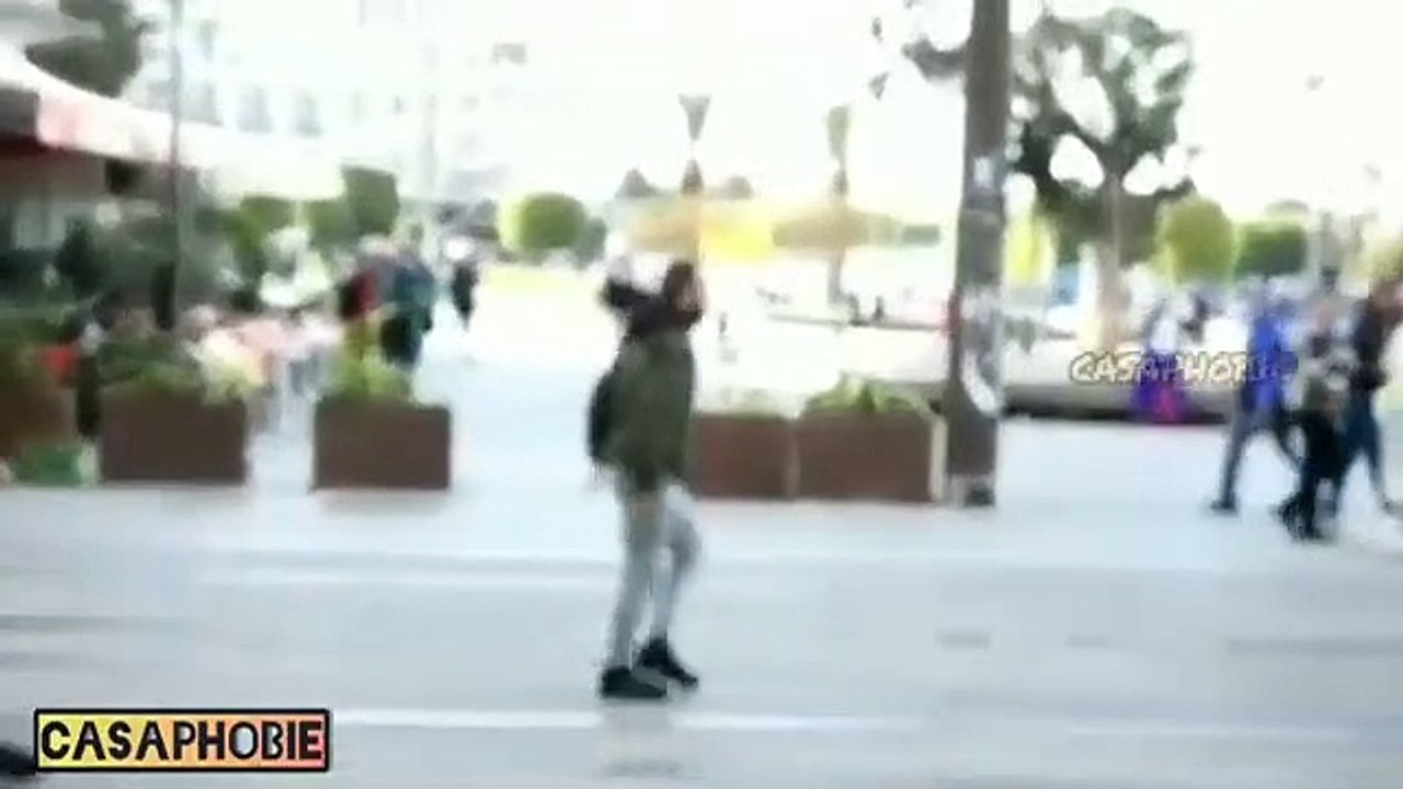 محمد الريفي يصرخ في الشارع ويطلب السماح من أمه